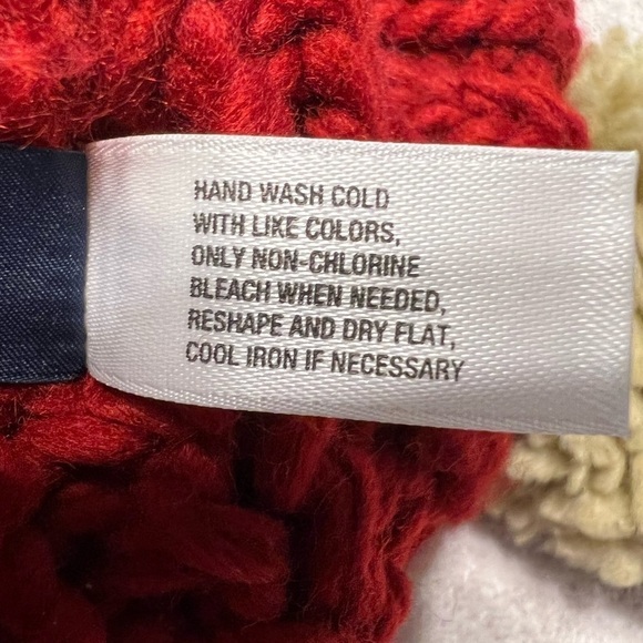 GAP (NWOT) Pom-Pom Cable Knit Beanie - Picture 2 of 5